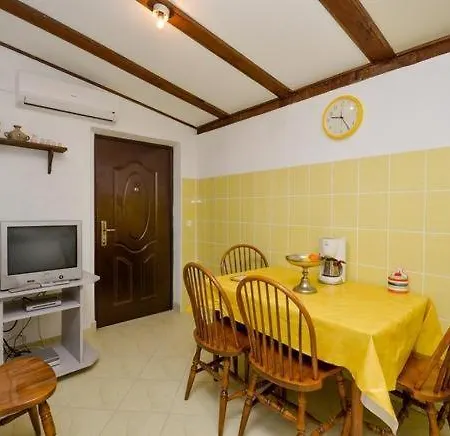 Apartments With A Parking Space Brela, Makarska - 11552