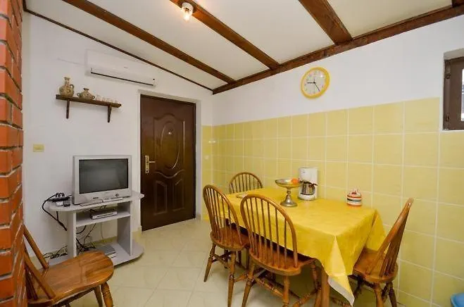 Apartments With Parking Space Brela, Makarska - 11552